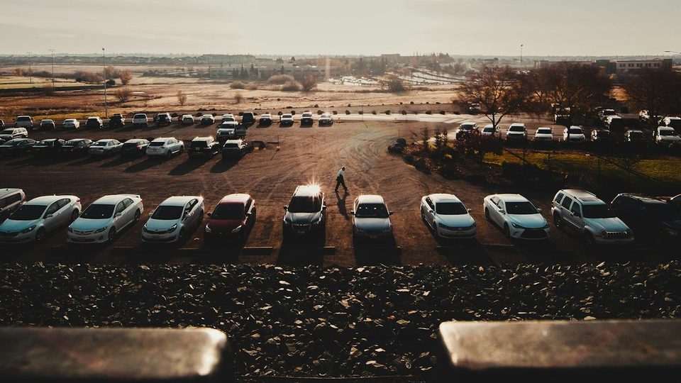 Rady osobných áut na parkovisku vo večernom svetle